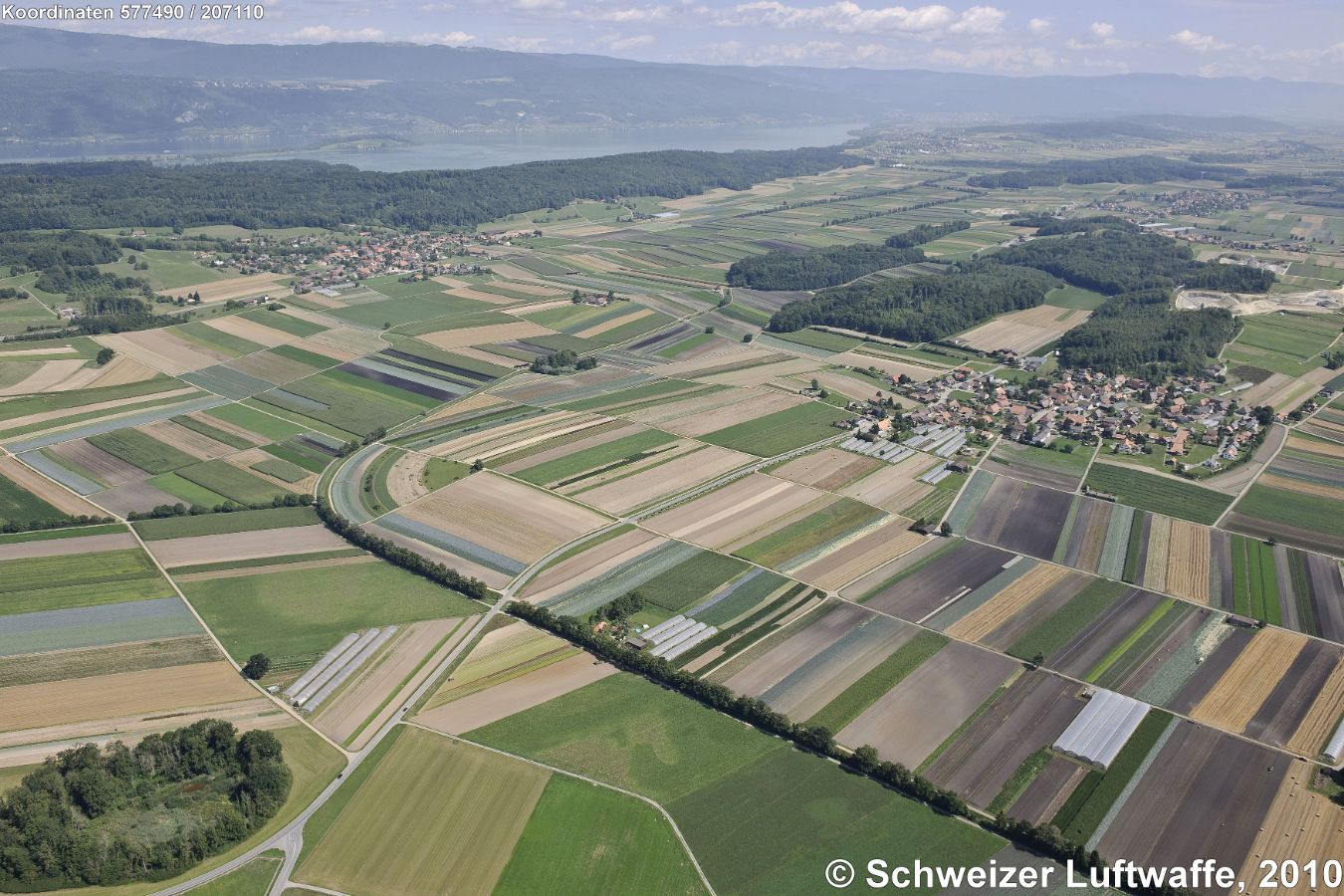 Grosses Moos im Berner Seeland Ortschaft Bild Mitte rechts: Treiten; Ortschaft hinten links: Brüttelen; Bielersee im Hintergrund